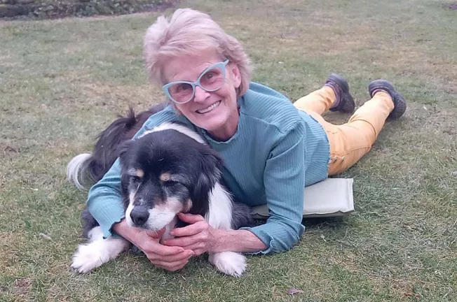 Hannelore mit Hund Timmy | Vitalpraxiselfriede