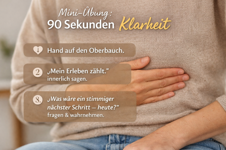 Nahaufnahme einer sitzenden Frau mit Hand auf dem Oberbauch; eingeblendete Textgrafik „Mini-Übung: 90 Sekunden Klarheit“ mit drei Schritten: Hand auf den Oberbauch legen, „Mein Erleben zählt“ innerlich sagen, „Was wäre ein stimmiger nächster Schritt – heute?“ fragen.